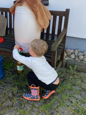 Der Saft wird abgefüllt