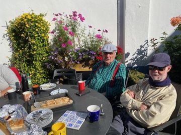 nach getaner Arbeit bei Suppe, Kaffee und Kuchen